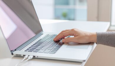 ノートPC充電しっぱなしは寿命が縮む？原因の「熱」と「満充電」を防ぐメーカー別設定術と対策3選