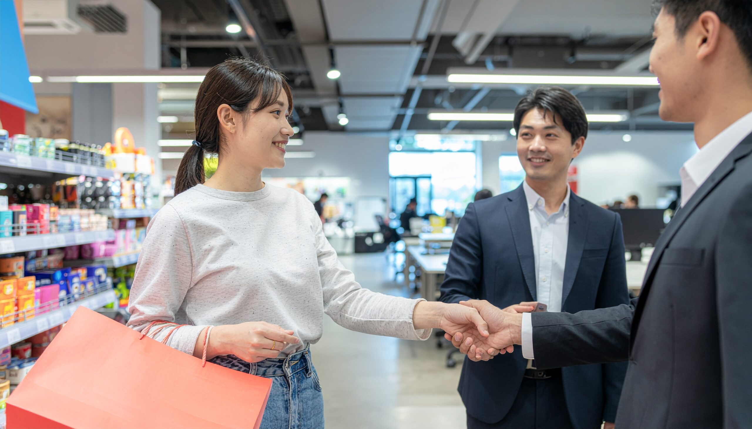 BtoCとは？わかりやすく解説！BtoBとの違いを具体例・比較表で徹底理解。サムネイル画像